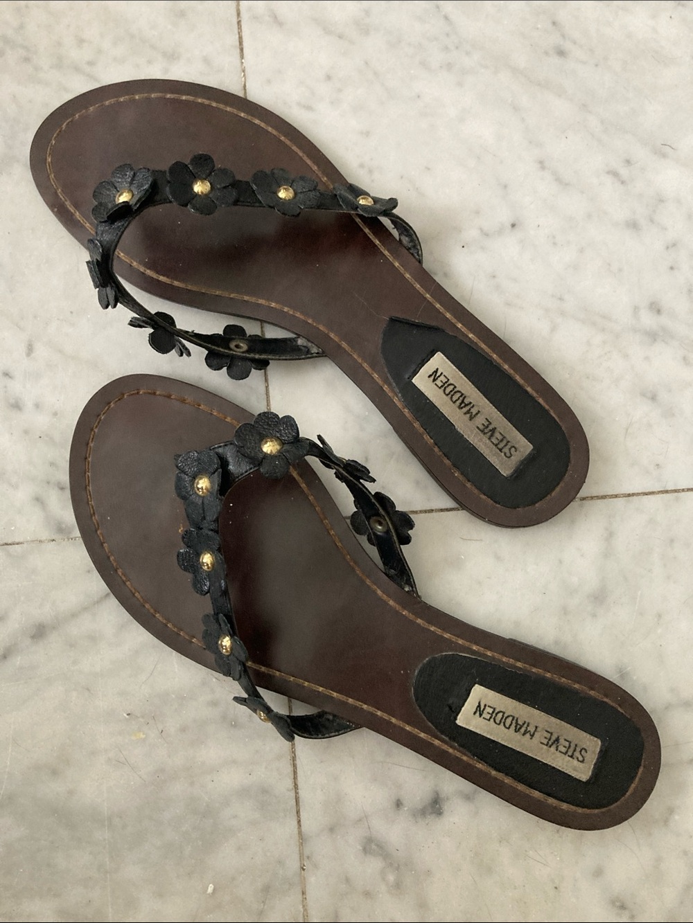 Steve Madden Black Leather Floral Thong Sandals with Gold Accent Centers 8